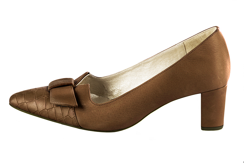 Caramel brown women's dress pumps, with a knot on the front. Tapered toe. Medium block heels. Profile view - Florence KOOIJMAN